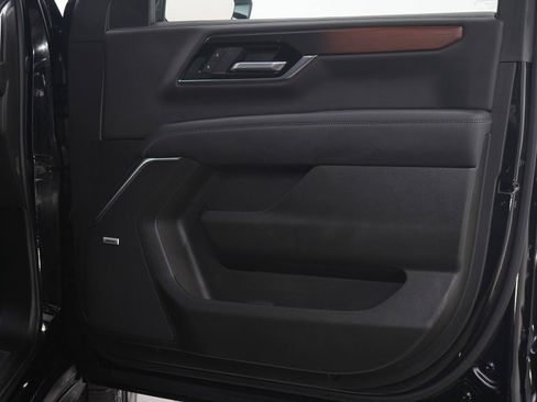 Used 2025 GMC Yukon XL Denali AWD/4WD image 9