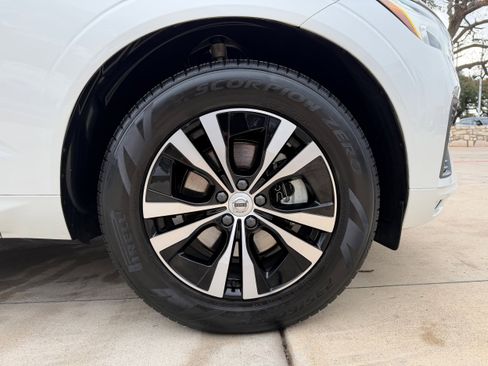 Certified 2023 Volvo XC60 B5 Core image 9