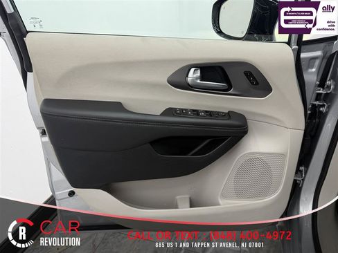 Used 2024 Chrysler Pacifica Touring-L FWD image 29