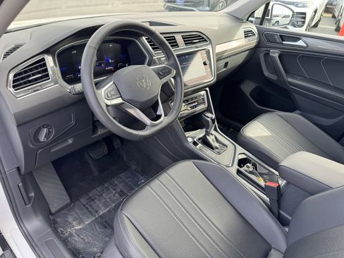 Used 2024 Volkswagen Tiguan SE w/ Panoramic Sunroof Package image 17