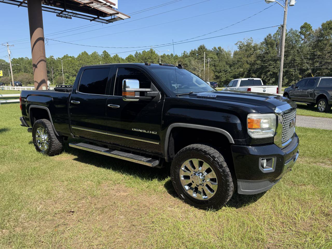 Used 2017 GMC Sierra 2500 Denali w/ Duramax Plus Package AWD/4WD image 6