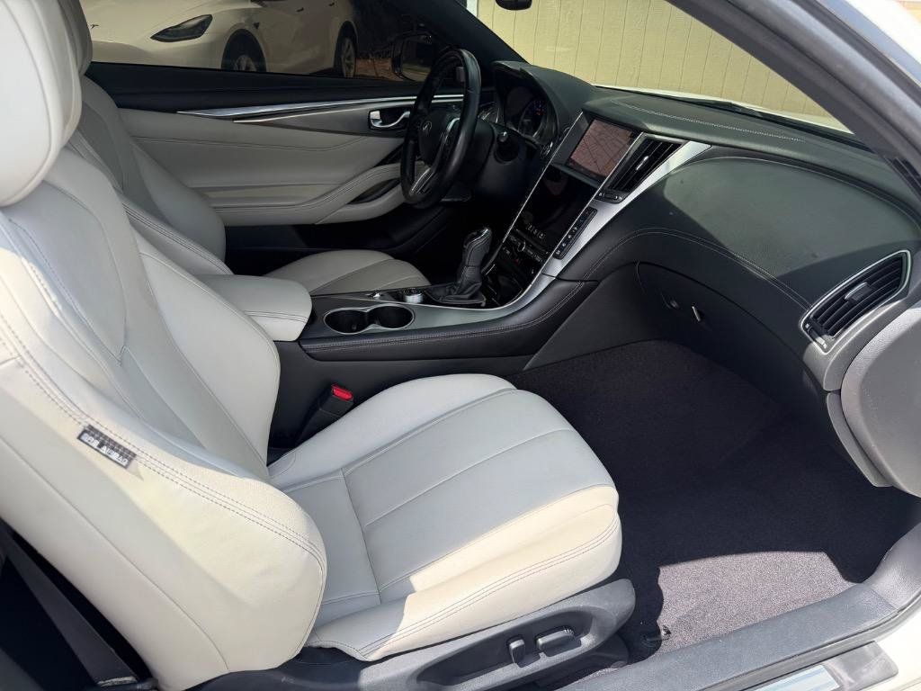 Used 2018 INFINITI Q60 2.0t w/ Sensory Package 2.0T Luxe RWD image 17
