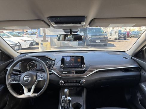 Used 2025 Nissan Altima 2.5 SV FWD image 33
