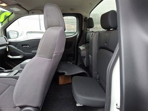 Used 2024 Nissan Frontier SV w/ Technology Package image 11