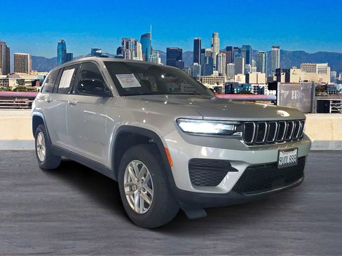 Used 2025 Jeep Grand Cherokee Laredo X image 3