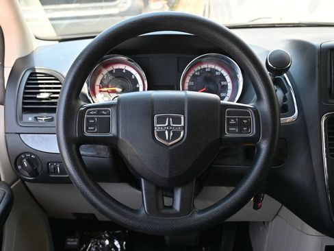 Used 2019 Dodge Grand Caravan SE w/ UConnect Hands-Free Group FWD image 12