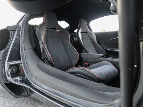 Used 2025 McLaren Artura image 8