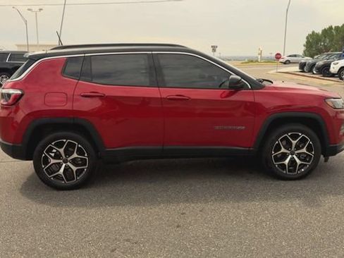 Used 2025 Jeep Compass Limited AWD/4WD image 9