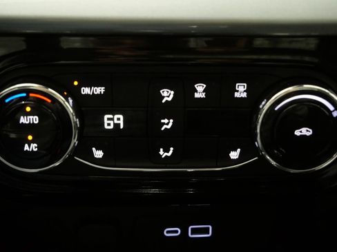 Used 2025 Chevrolet Trax LT w/ Sunroof Package FWD image 19