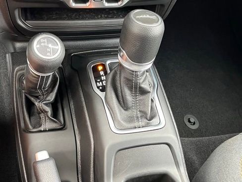 Used 2025 Jeep Gladiator Sport AWD/4WD image 36