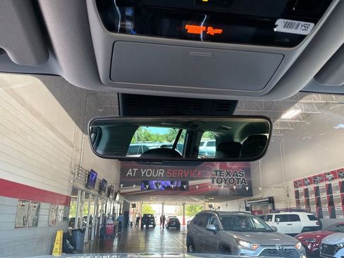Used 2024 Toyota Grand Highlander AWD image 29