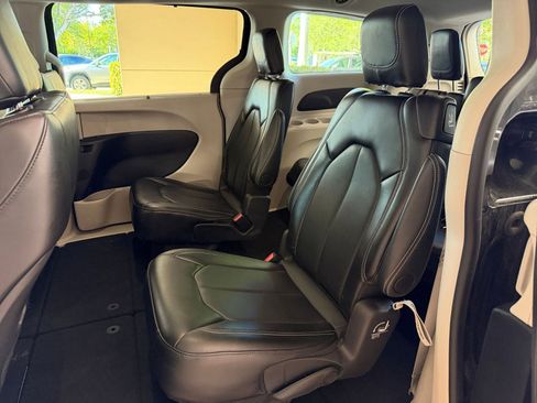 Used 2024 Chrysler Pacifica Touring-L FWD image 22