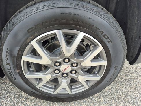 Used 2023 GMC Acadia SLE image 9