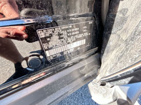 Used 2021 Toyota Venza LE image 35