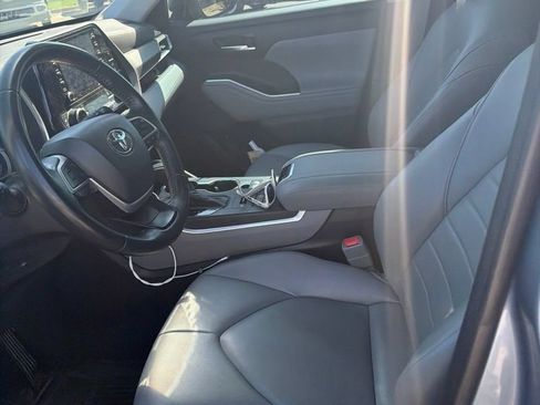 Used 2022 Toyota Highlander XLE AWD/4WD image 4