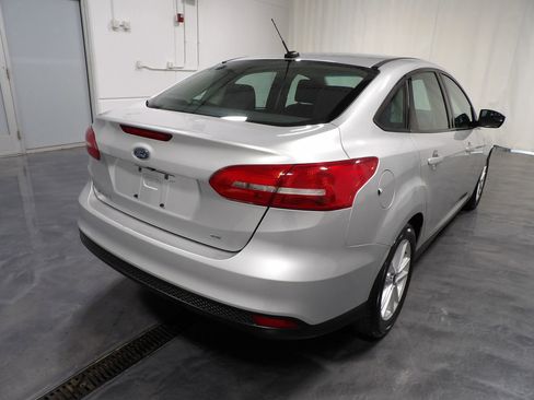 Used 2018 Ford Focus SE FWD image 4