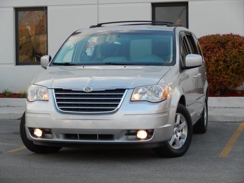Used 2010 Chrysler Town & Country Touring image 3