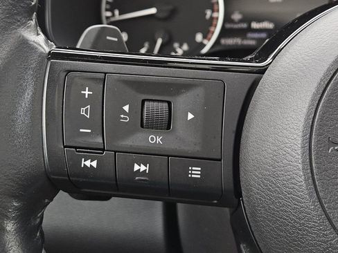 Used 2022 Nissan Pathfinder SV w/ SV Premium Package FWD image 18