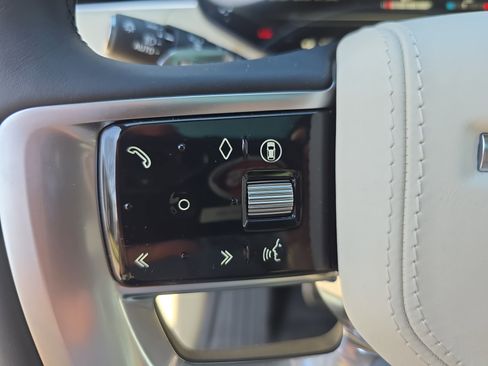 New 2026 Land Rover Range Rover Long Wheelbase SE image 17