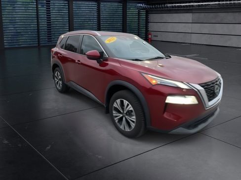 Used 2022 Nissan Rogue SV w/ SV Premium Package image 2