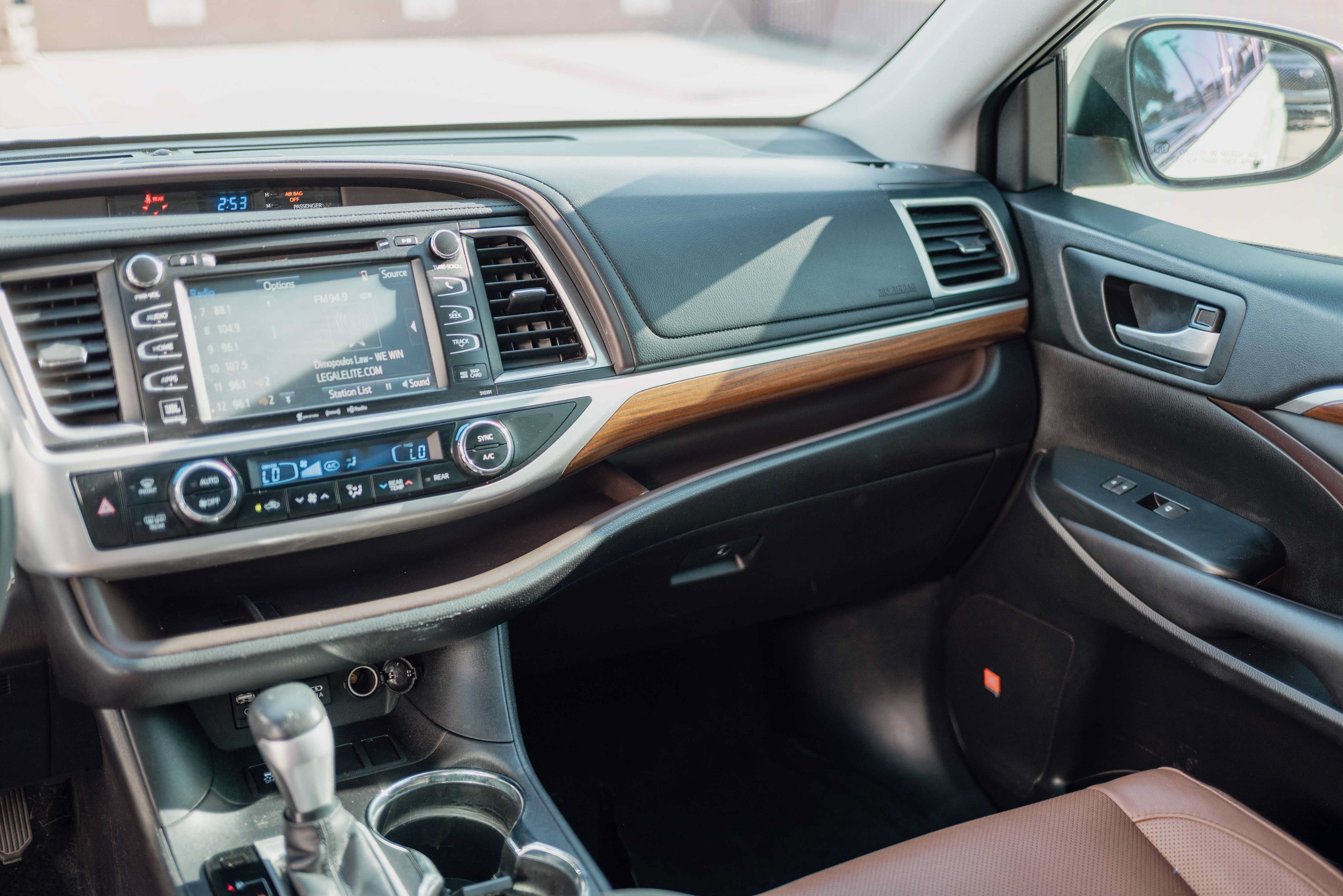 Used 2019 Toyota Highlander Limited w/ Carpet Mat Package (TMS) FWD image 10