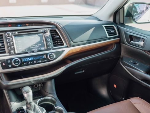 Used 2019 Toyota Highlander Limited w/ Carpet Mat Package (TMS) FWD image 10