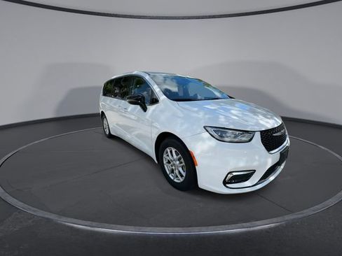 Used 2024 Chrysler Pacifica Touring-L FWD image 2