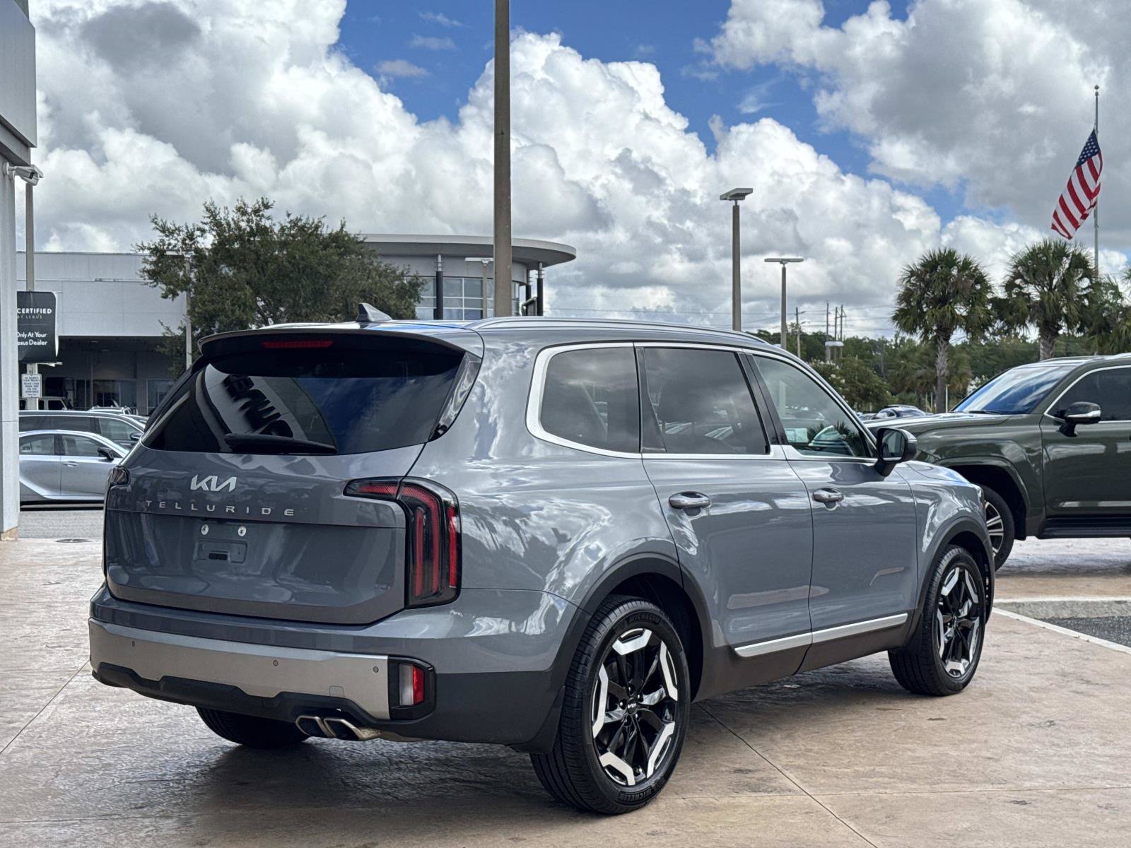 Used 2023 Kia Telluride EX FWD image 3