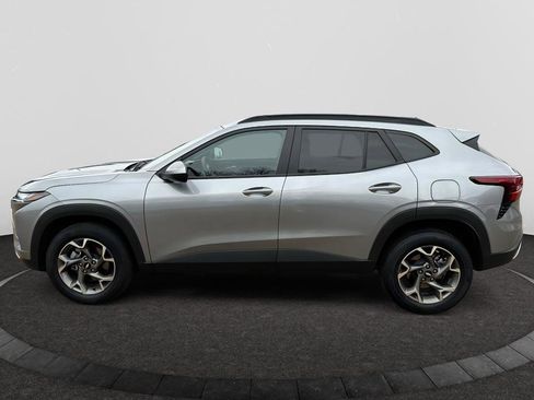 Used 2025 Chevrolet Trax LT image 2