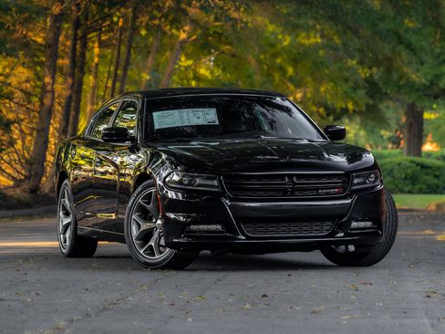Used 2017 Dodge Charger SXT w/ Plus Group RWD image 1