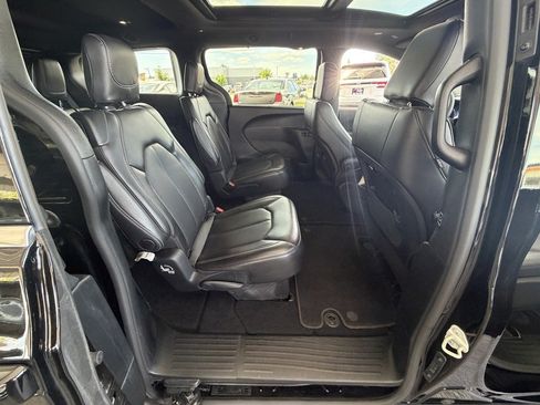 Used 2025 Chrysler Pacifica Select FWD image 24