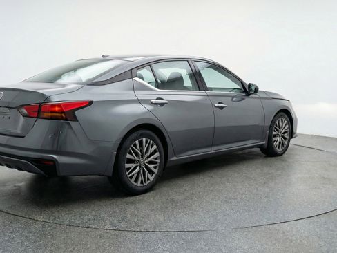 Used 2025 Nissan Altima 2.5 SV image 9