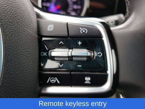 Used 2022 Kia Carnival EX image 14