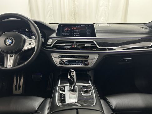 Used 2021 BMW 750i xDrive w/ Executive Package image 9