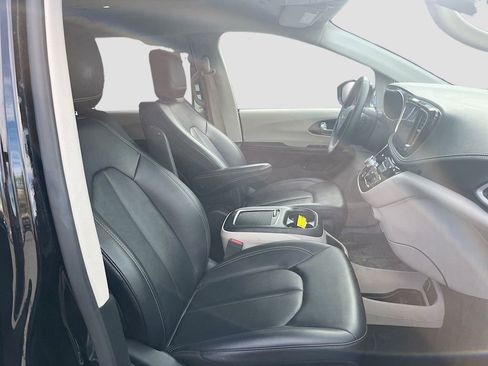 Used 2024 Chrysler Pacifica Select image 30