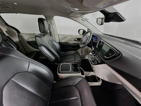 Used 2023 Chrysler Pacifica Touring-L image 28