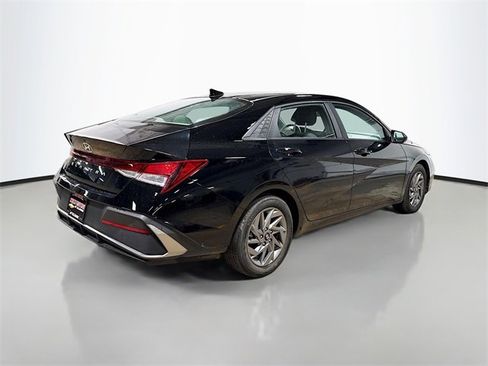 Used 2024 Hyundai Elantra SEL image 7