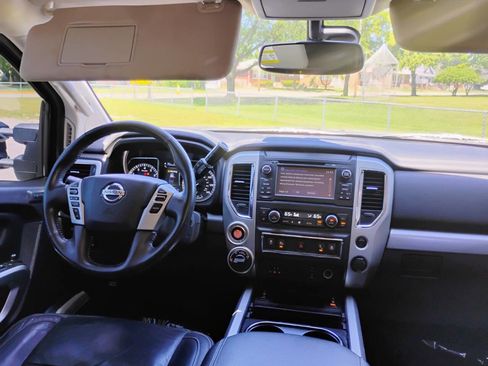 Used 2017 Nissan Titan PRO-4X w/ Pro-4x Convenience Package AWD/4WD image 14