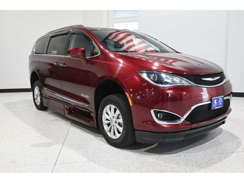 Used 2018 Chrysler Pacifica Touring-L FWD image 3