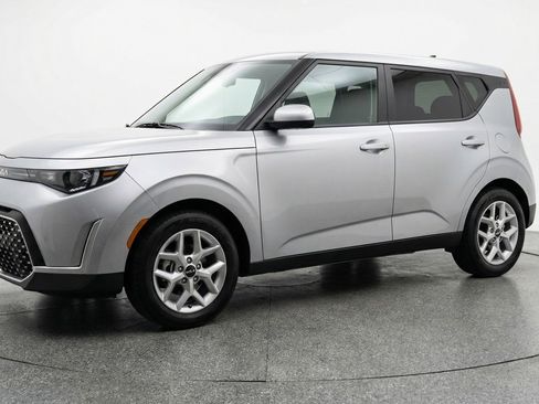 Used 2025 Kia Soul LX w/ LX Technology Package image 3