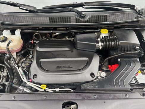 Used 2025 Chrysler Pacifica Select image 35