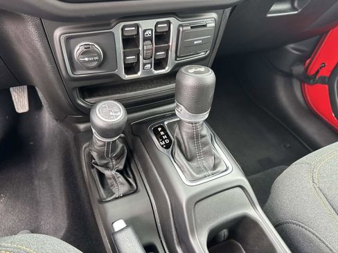 Used 2025 Jeep Wrangler Sahara image 24