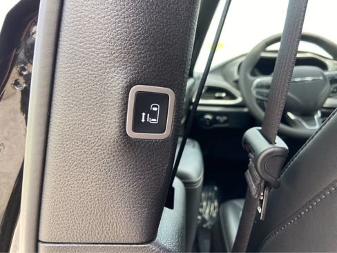 Used 2025 Chrysler Pacifica Select FWD image 14