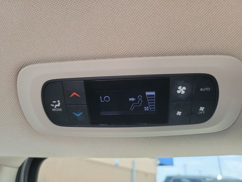 Used 2020 Chrysler Pacifica Touring FWD image 9