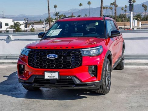 Used 2025 Ford Explorer ST-Line w/ ST-Line Street Pack image 4