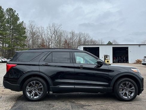 Used 2023 Ford Explorer XLT w/ Equipment Group 202A image 7