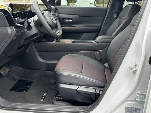 New 2026 Nissan Kicks SR w/ SR Premium Package FWD image 10
