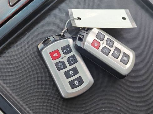 Used 2012 Toyota Sienna XLE image 38