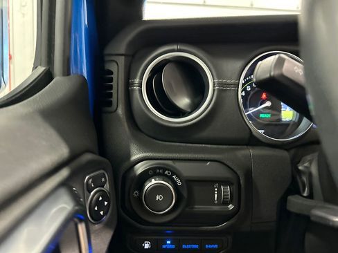 Used 2023 Jeep Wrangler Unlimited Sahara w/ Cold Weather Group image 17