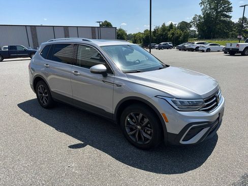 Used 2023 Volkswagen Tiguan SE w/ Panoramic Sunroof Package AWD/4WD image 11